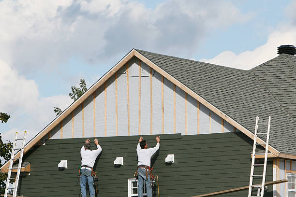 Professional Siding technician working in Charlotte, TX